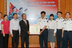 Chủ tịch nước tặng quà, động viên Cảnh sát biển và Kiểm ngư Việt Nam