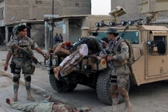 Xác các phiến quân Taliban bên ngoài trụ sở cảnh sát biên phòng ở Kandahar ngày 15/5. (Nguồn: AFP/TTXVN)