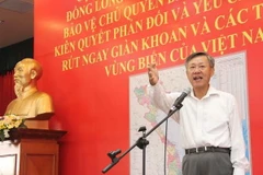 Người Việt tại Lào phản đối việc xâm phạm vùng biển Việt Nam