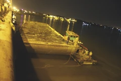 Đồng Nai: Xà lan trôi tự do đâm vỡ dầm cầu Hóa An