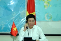 Bộ trưởng Ngoại giao điện đàm với người đồng cấp của 3 nước