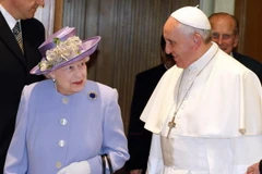 Nữ hoàng Elizabeth II gặp gỡ Giáo hoàng Francis I nhân dịp bà tới thăm Vatican. (Nguồn:POOL/AFP-Stefano Rellandini )