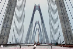 [Photo] Lễ hợp long cầu dây văng Nhật Tân qua sông Hồng