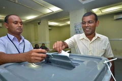 Cựu Tổng thống Maldives Mohamed Nasheed (phải) bỏ phiếu tại điểm bầu cử ở Male ngày 22/3. (Nguồn:AFP/ TTXVN)