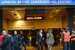 Người dân London tại ga tầu điện ngầm ở trung tâm thành phố. (Nguồn: AFP-TTXVN)