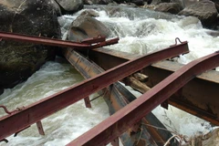 [Photo] Lũ cuốn trôi cầu tạm, bản Chu Va 6 bị cô lập