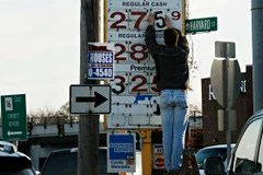 Nguồn cung tại Mỹ tăng mạnh khiến giá dầu thế giới đi xuống