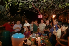 Quang cảnh bữa tiệc - hoạt động nhằm quyên góp cho các em học sinh Việt nam nghèo học giỏi của kiều bào tại Singapore. (Nguồn: Lê Hải-TTXVN)