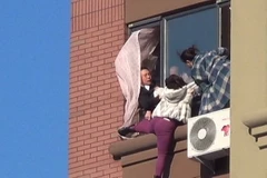 Trung Quốc: Pha giải cứu thót tim người phụ nữ định nhảy lầu tự tử