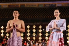 [Photo] Rực rỡ sắc màu trang phục truyền thống Đêm Phương Đông