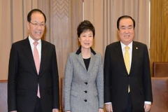 Tổng thống Park Geun-hye (giữa). (Nguồn:Yonhap-TTXVN)