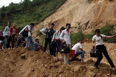 Sạt lở đất gây ách tắc giao thông nghiêm trọng trên Quốc lộ 4D