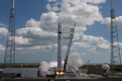 Tàu chuyển hàng Falcon 9 trước khi phóng. (Nguồn:http://www.universetoday.com)