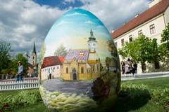 [Photo] Quả trứng khổng lồ chào đón lễ Phục sinh