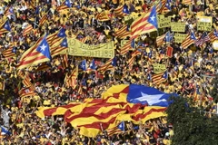Hàng ngàn dân Catalonia tuần hành đòi tổ chức tổng tuyển cử