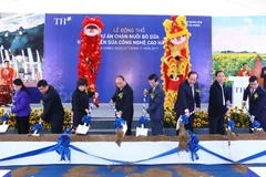 Thủ tướng Chính phủ Nguyễn Xuân Phúc, bà Thái Hương- Chủ tịch HĐQT tập đoàn TH và các đại biểu thực hiện các nghi thức động thổ 