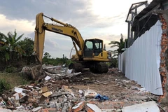 Hộ ông Nguyễn Tiến Hải và bà Triệu Thu Hồng (tại số 444, đường Trần Hưng Đạo nối dài) đã tự giác tháo dỡ nhà, công trình xây dựng trên đất để bàn giao mặt bằng cho thực hiện Dự án Happy Home từ ngày 23 -26/8/2018. (Ảnh: TTXVN phát)