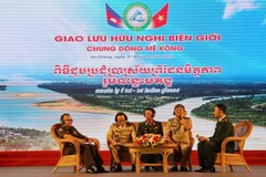 Đại diện lãnh đạo lực lượng bảo vệ biên giới và cửa khẩu Campuchia và Việt Nam giao lưu tại buổi tọa đàm. (Ảnh: Công Mạo/TTXVN)