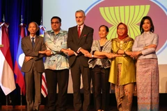 Thứ trưởng Ngoại giao Argentina Gustavo Zlauvinen và Đại sứ các nước ASEAN tại lễ kỷ niệm. (Ảnh: Hoài Nam/TTXVN)