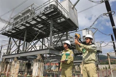 Đo thông số phát nhiệt các điểm đấu nối để phòng ngừa sự cố tại trạm 500kV Đà Nẵng. (Ảnh minh họa: Ngọc Hà/TTXVN)