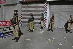 Binh sỹ Ấn Độ gác tại khu vực Maisuma, Srinagar, ngày 4/8/2019. (Ảnh: AFP/ TTXVN)