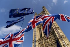 Cờ Anh (phía dưới) và cờ EU (phía trên) tại thủ đô London. (Ảnh: AFP/ TTXVN)