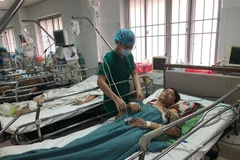 Bác sỹ thăm khám cho bệnh nhân sau phẫu thuật. (Ảnh: TTXVN phát)