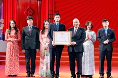 Thủ tướng Nguyễn Xuân Phúc trao tặng Huân chương Lao động hạng Nhất cho Báo Lao động. (Ảnh: Thống Nhất/TTXVN)