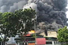 Khói cuồn cuộn bốc lên tại đám cháy. (Ảnh: Sơn Bách/Vietnam+)