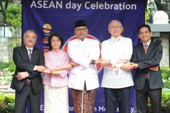 Các đại sứ Malaysia, Indonesia, Philippines, Thái Lan và Việt Nam, cùng đại diện Bộ Ngoại giao Mexico chụp ảnh chung. (Ảnh: Lưu Việt Hùng/TTXVN)