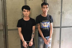 Hai đối tượng tại cơ quan điều tra. (Ảnh: Đức Tưởng/TTXVN)