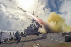 Tên lửa Harpoon được phóng từ tàu khu trục USS Fitzgerald của Mỹ trong cuộc tập trận bắn đạn thật trên biển gần Guam. (Ảnh: AFP/TTXVN)