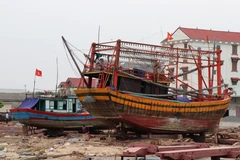 Ngư dân Quảng Trị đưa tàu cá lên bờ để duy tu, sửa chữa. (Ảnh: Nguyên Lý/TTXVN)