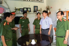 Cơ quan Cảnh sát điều tra Công an tỉnh Trà Vinh tống đạt quyết định khởi tố bị can, lệnh bắt tạm giam đối với ông Trần Trường Sơn. (Ảnh: TTXVN phát)