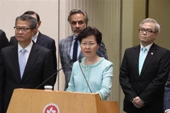 Trưởng Đặc khu hành chính Hong Kong (Trung Quốc) Lâm Trịnh Nguyệt Nga (thứ 2 trái, phía trước) trong cuộc họp báo tại đặc khu ngày 9/8/2019. (Ảnh: THX/TTXVN)