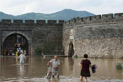 Cảnh ngập lụt sau mưa lớn do bão Lekima tại tỉnh Chiết Giang, Trung Quốc, ngày 11/8/2019. (Ảnh: THX/ TTXVN)