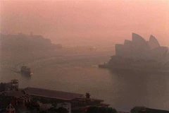 Khói mù do cháy rừng bao phủ cầu cảng Sydney, Australia. (Ảnh: AFP/ TTXVN)