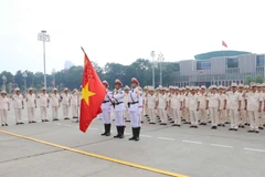 Đoàn đại biểu 50 điển hình tiên tiến Công an nhân dân báo công trước Lăng Bác. (Ảnh: Doãn Tấn/TTXVN)