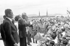 Nhân dân tỉnh Narathiwat (phía Nam Thái Lan) chào đón Thủ tướng Phạm Văn Đồng trong chuyến thăm đầu tiên của một lãnh đạo cấp cao Việt Nam tới Thái Lan (6-10/9/1978) kể từ khi hai nước thiết lập quan hệ ngoại giao. (Ảnh: Xuân Lâm/TTXVN)