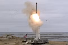 Vụ thử tên lửa hành trình phóng từ mặt đất tại đảo San Nicolas, bang California (Mỹ) ngày 18/8/2019. (Ảnh: AFP/TTXVN)
