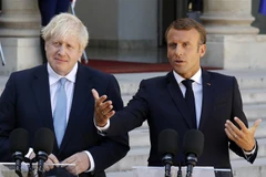 ổng thống Pháp Emmanuel Macron (phải) và Thủ tướng Anh Boris Johnson tại cuộc họp báo ở Paris ngày 22/8/2019. (Ảnh: THX/TTXVN)