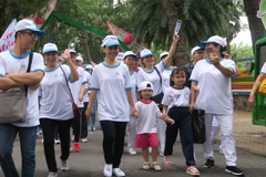 Đông đảo người dân tham gia hưởng ứng đi bộ đồng hành 'Vì nạn nhân chất độc da cam và người khuyết tật nghèo' năm 2019. (Ảnh: Đinh Hằng/TTXVN)