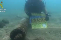 Cận cảnh lực lượng an ninh Barcelona tháo gỡ một quả bom thời chiến