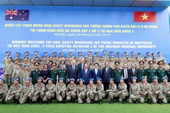 Thủ tướng Nguyễn Xuân Phúc, Thủ tướng Australia Scott Morrison, Phó Thủ tướng Vũ Đức Đam với các chiến sỹ của Bệnh viện dã chiến cấp 2 số 2. (Ảnh: Thống Nhất/TTXVN)