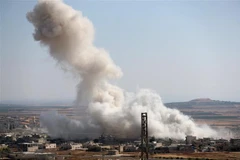 Khói bốc lên sau một cuộc không kích ở tỉnh Idlib, Syria ngày 19/7/2019. (Ảnh: AFP/TTXVN)