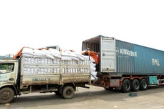 Các xe container bốc xếp hàng hóa tại Cửa khẩu Quốc tế đường bộ số II Kim Thành (TP. Lào Cai). (Ảnh: Quốc Khánh/TTXVN)