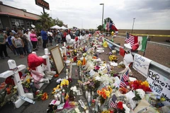 Người dân tưởng niệm các nạn nhân trong vụ xả súng tại El Paso, Texas, Mỹ, ngày 6/8/2019. (Ảnh: THX/ TTXVN)