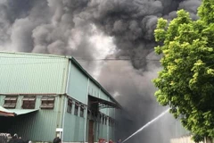 Khói lửa ngùn ngụt trong vụ cháy lớn gần AEON Mall Long Biên