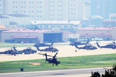Trực thăng Apache cất cánh từ căn cứ quân sự Humphreys của Mỹ tại Pyeongtaek ngày 5/8/2019, khi Hàn Quốc và Mỹ khai mạc cuộc tập trận quân sự chung. (Ảnh: Yonhap/TTXVN)