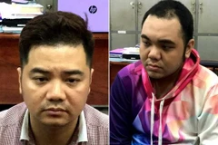 Hai đối tượng tại Cơ quan công an. (Ảnh: Thành Chung/TTXVN)